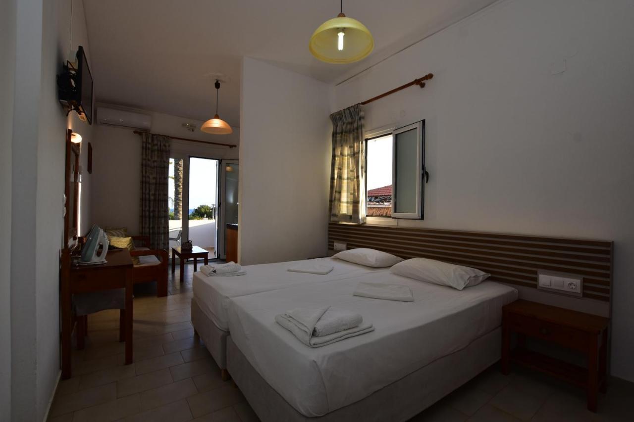 Morpheas Rooms Palaiochora Esterno foto