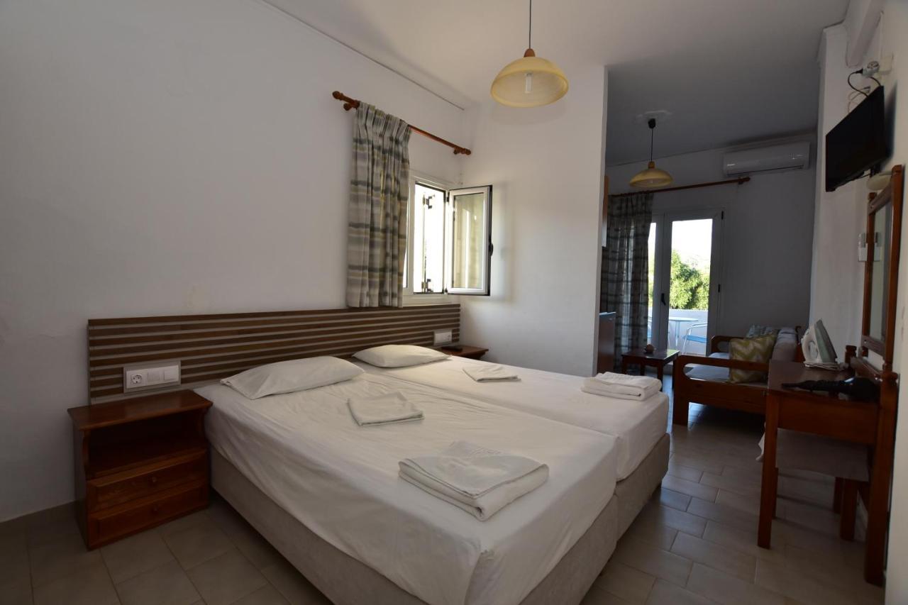 Morpheas Rooms Palaiochora Esterno foto