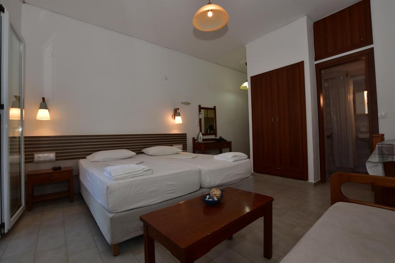 Morpheas Rooms Palaiochora Esterno foto