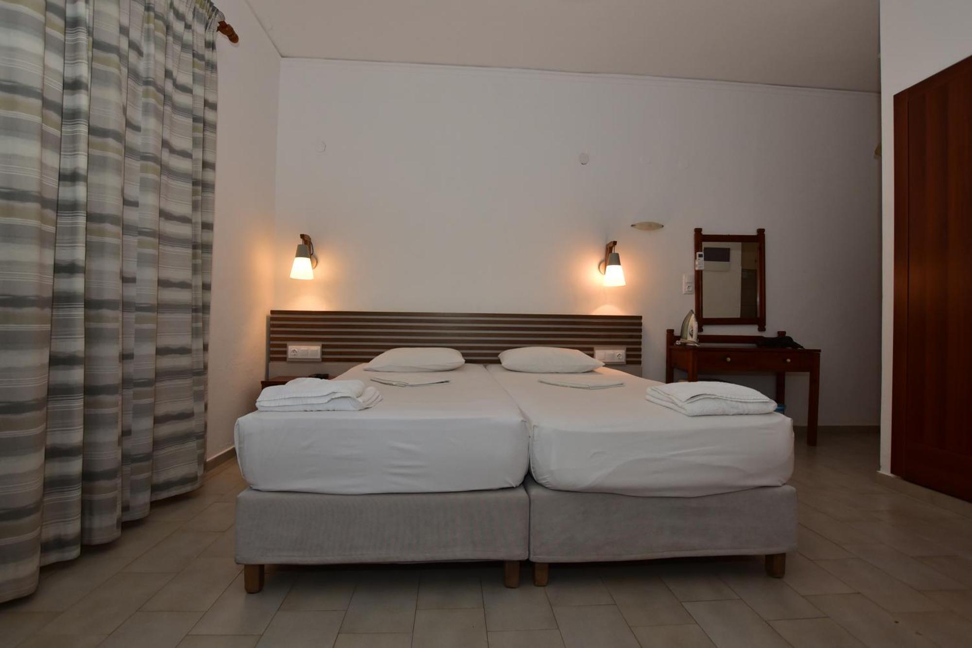 Morpheas Rooms Palaiochora Esterno foto