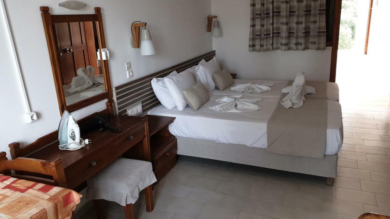 Morpheas Rooms Palaiochora Esterno foto