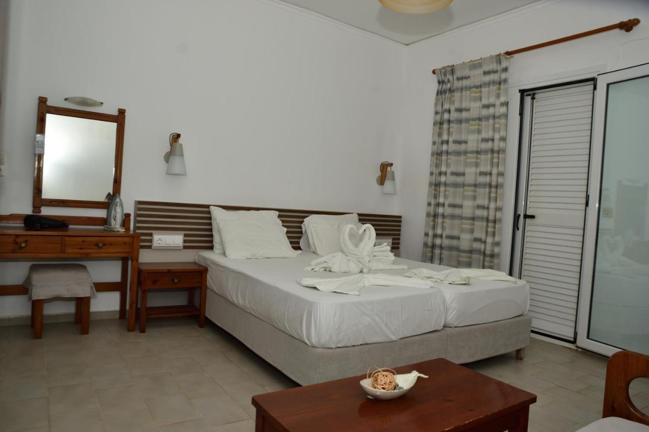 Morpheas Rooms Palaiochora Esterno foto